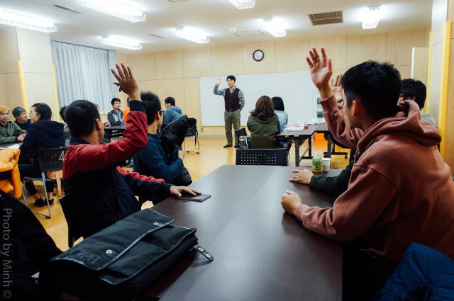 �������i